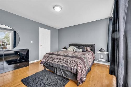 161 Oak Avenue, Hamilton, ON - Indoor Photo Showing Bedroom