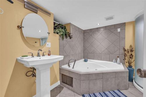 161 Oak Avenue, Hamilton, ON - Indoor Photo Showing Bathroom