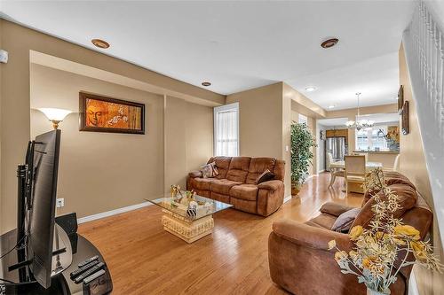 161 Oak Avenue, Hamilton, ON - Indoor Photo Showing Living Room