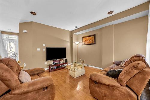 161 Oak Avenue, Hamilton, ON - Indoor Photo Showing Living Room