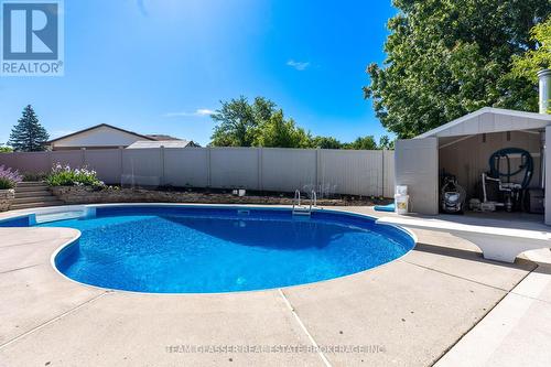 2 Greenfield Court, London, ON - Outdoor With In Ground Pool With Backyard
