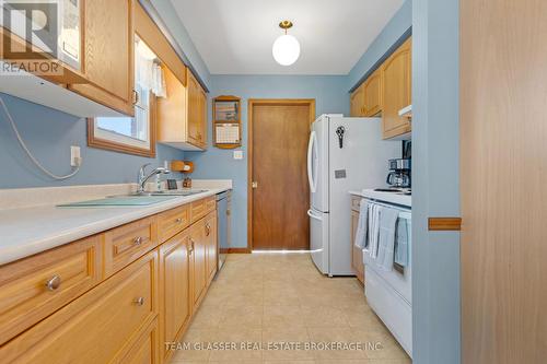 2 Greenfield Court, London, ON - Indoor Photo Showing Kitchen
