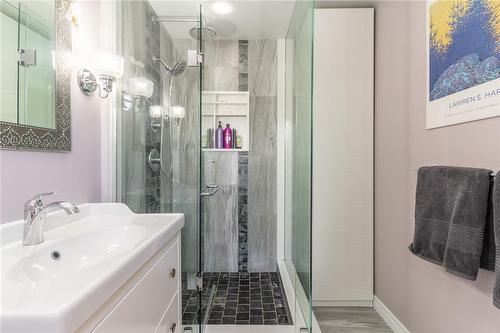 10 Montebello Court, Hamilton, ON - Indoor Photo Showing Bathroom