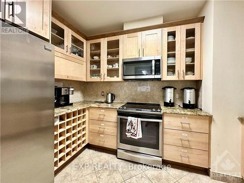 308 - 1425 Vanier Parkway, Ottawa, ON - Indoor Photo Showing Kitchen