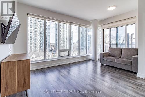 702 - 28 Avondale Avenue, Toronto, ON - Indoor Photo Showing Living Room