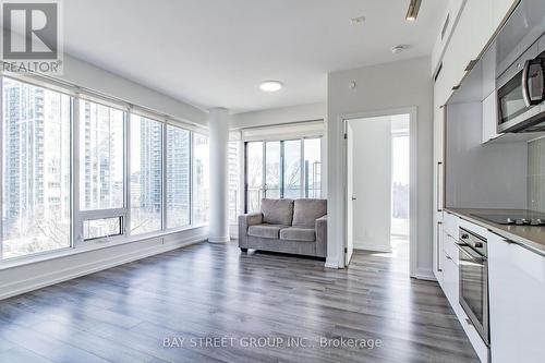 702 - 28 Avondale Avenue, Toronto, ON - Indoor Photo Showing Kitchen