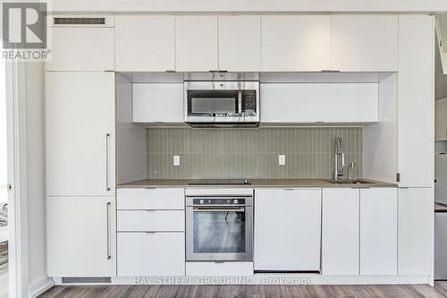 702 - 28 Avondale Avenue, Toronto, ON - Indoor Photo Showing Kitchen