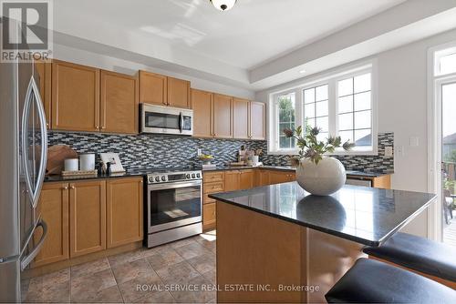 35 Alldread Crescent, Clarington, ON - Indoor Photo Showing Kitchen With Upgraded Kitchen
