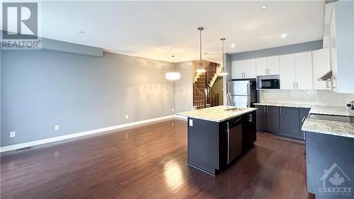 617 Sunburst Street, Gloucester, ON - Indoor Photo Showing Kitchen With Double Sink With Upgraded Kitchen