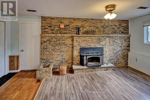 33 Tumbleweed Crescent, London, ON - Indoor Photo Showing Living Room With Fireplace