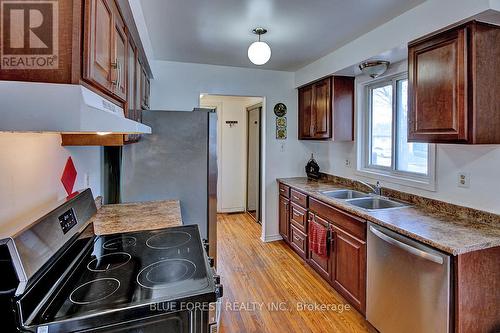 33 Tumbleweed Crescent, London, ON - Indoor Photo Showing Kitchen With Double Sink