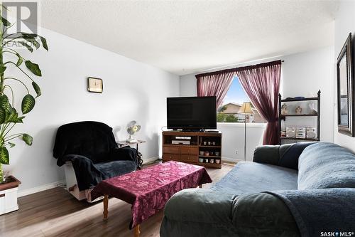 7247 Bowman Avenue, Regina, SK - Indoor Photo Showing Living Room