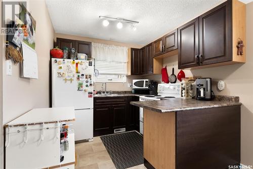 7247 Bowman Avenue, Regina, SK - Indoor Photo Showing Kitchen