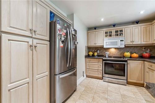 160 Gardiner Drive, Hamilton, ON - Indoor Photo Showing Kitchen