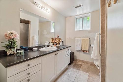 160 Gardiner Drive, Hamilton, ON - Indoor Photo Showing Bathroom