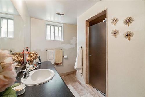 160 Gardiner Drive, Hamilton, ON - Indoor Photo Showing Bathroom