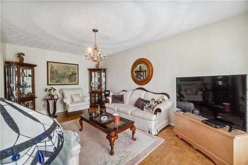 160 Gardiner Drive, Hamilton, ON - Indoor Photo Showing Living Room