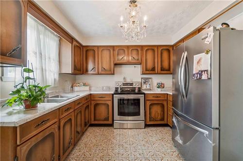 160 Gardiner Drive, Hamilton, ON - Indoor Photo Showing Kitchen With Double Sink