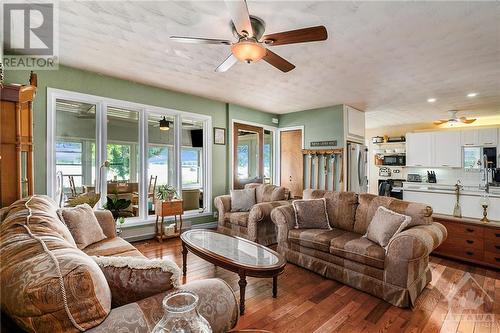 83 Ogilvie Lane, Jasper, ON - Indoor Photo Showing Living Room