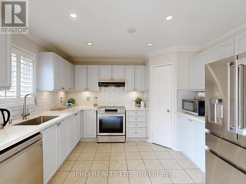 47 Sandway Drive, Brampton, ON - Indoor Photo Showing Kitchen With Upgraded Kitchen