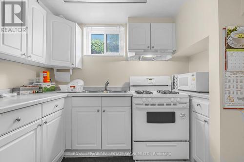 9 Summit Circle, Welland, ON - Indoor Photo Showing Kitchen With Double Sink