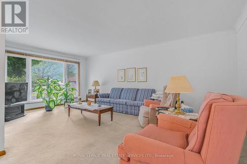 9 Summit Circle, Welland, ON - Indoor Photo Showing Living Room