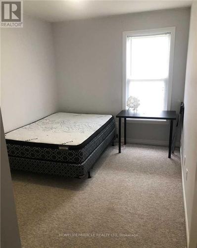 8 - 244 Penetanguishene Road, Barrie (Georgian Drive), ON - Indoor Photo Showing Bedroom