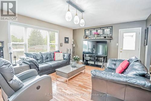 204 Simcoe Road, Bradford West Gwillimbury (Bradford), ON - Indoor Photo Showing Living Room