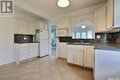 2774 Wallace Street, Regina, SK - Indoor Photo Showing Kitchen With Double Sink