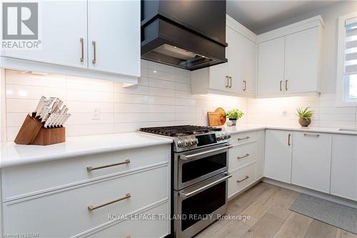 20 Valderrama Lane, St. Thomas, ON - Indoor Photo Showing Kitchen With Upgraded Kitchen