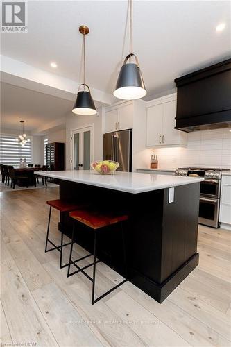 20 Valderrama Lane, St. Thomas, ON - Indoor Photo Showing Kitchen With Upgraded Kitchen