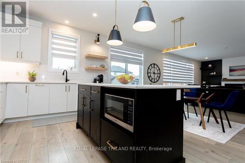 20 Valderrama Lane, St. Thomas, ON - Indoor Photo Showing Kitchen With Upgraded Kitchen