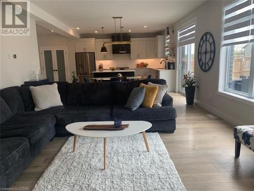 20 Valderrama Lane, St. Thomas, ON - Indoor Photo Showing Living Room