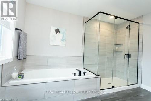 20 Valderrama Lane, St. Thomas, ON - Indoor Photo Showing Bathroom
