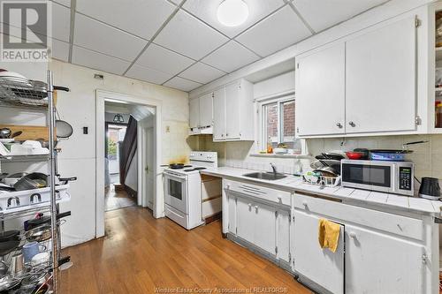 360 Rankin, Windsor, ON - Indoor Photo Showing Kitchen