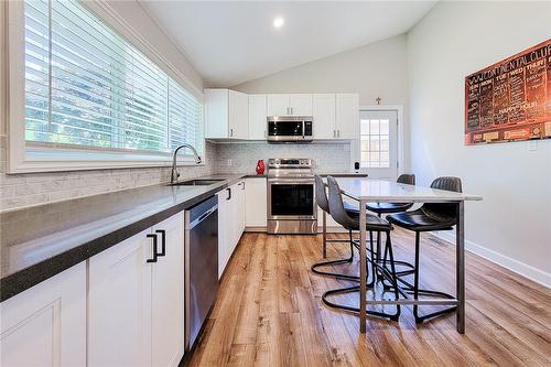 5426 Spruce Avenue, Burlington, ON - Indoor Photo Showing Kitchen With Upgraded Kitchen