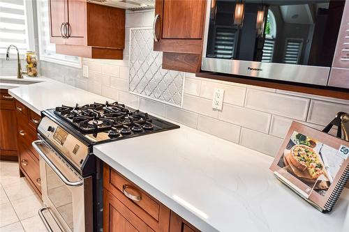 2516 Nicklaus Court, Burlington, ON - Indoor Photo Showing Kitchen With Upgraded Kitchen