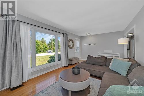 408 Pattie Drive, Carleton Place, ON - Indoor Photo Showing Living Room