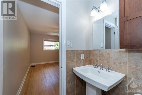 Main Floor Primary Bedroom Full En-Suite Bathroom - 564 Highcroft Avenue, Ottawa, ON - Indoor Photo Showing Bathroom