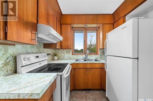 1013 Normandy Drive, Moose Jaw, SK - Indoor Photo Showing Kitchen With Double Sink