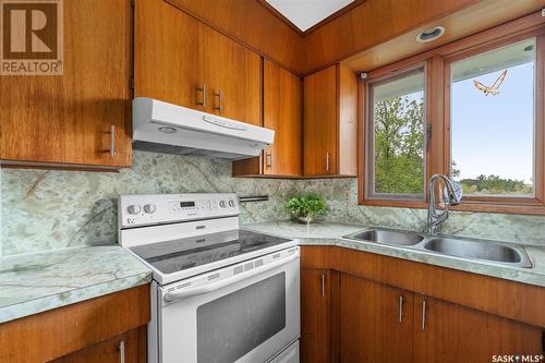 1013 Normandy Drive, Moose Jaw, SK - Indoor Photo Showing Kitchen With Double Sink