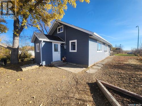 101 Centre Street, Frontier, SK - Outdoor