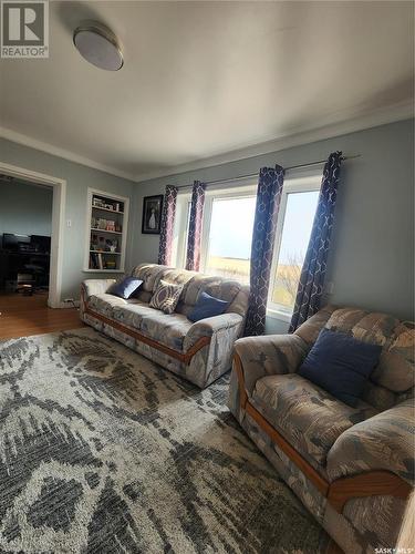 101 Centre Street, Frontier, SK - Indoor Photo Showing Living Room