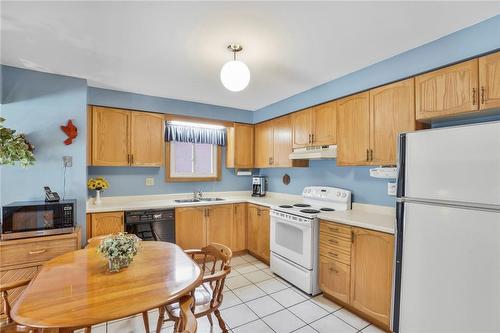 134 Merrilee Crescent, Hamilton, ON - Indoor Photo Showing Kitchen With Double Sink