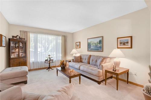 134 Merrilee Crescent, Hamilton, ON - Indoor Photo Showing Living Room
