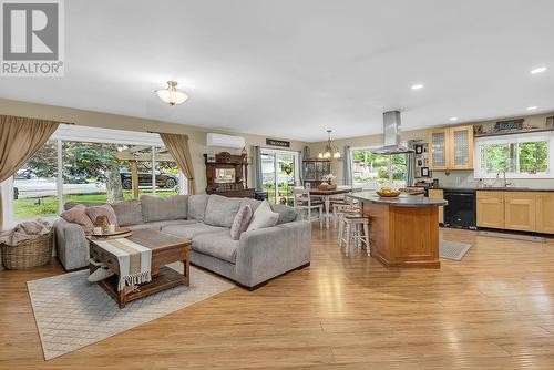 504 Stanley Crescent, Kelowna, BC - Indoor Photo Showing Living Room