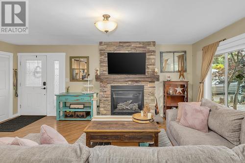 504 Stanley Crescent, Kelowna, BC - Indoor Photo Showing Living Room With Fireplace