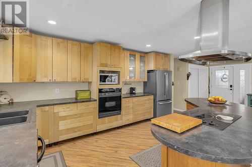 504 Stanley Crescent, Kelowna, BC - Indoor Photo Showing Kitchen