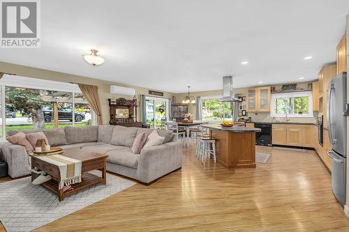 504 Stanley Crescent, Kelowna, BC - Indoor Photo Showing Living Room