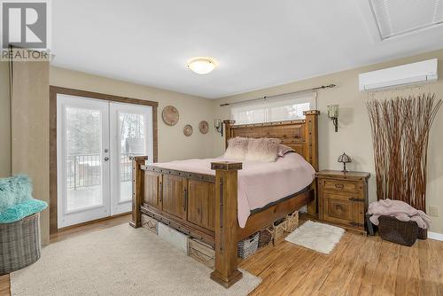 504 Stanley Crescent, Kelowna, BC - Indoor Photo Showing Bedroom